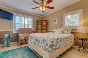 Condo, várias camas, cozinha, vista para o oceano (Bathing Suit Beach Bungalow) | 2 quartos, individualmente decorados, individualmente mobiliados