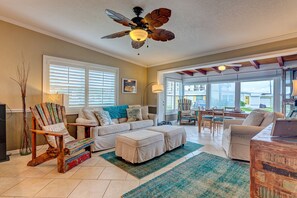 Leilighet, flere senger, kjøkken, havutsikt (Bathing Suit Beach Bungalow) | Oppholdsområde