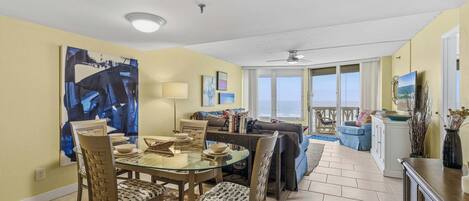 Condo, varias camas, balcón, vista a la playa (Van Lee 604 - The Sea Goose) | Área de sala de estar