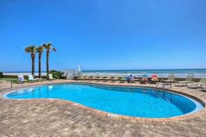 Pool - Daytona Eleventh Heaven @ The St. Maarten (Daytona Beach Shores)