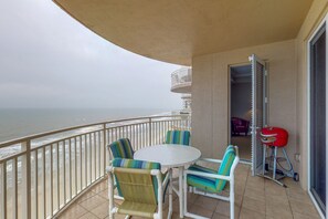 公寓式客房, 多张床, 阳台, 海洋景观 (Daytona Eleventh Heaven @ The  St. ) | 室外用餐