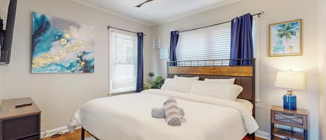 Casa, varias camas, balcón, vista al océano (Daytona Beach Retreat) | 3 habitaciones, decoración personalizada y muebles diferentes