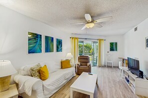 Condo, várias camas, varanda, vista para o jardim (NSB Seawoods 131-Sea Wood Coastal) | Área de estar