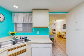 Kondominium, Beberapa Tempat Tidur, patio, pemandangan kebun (NSB Seawoods 131-Sea Wood Coastal) | Dapur pribadi