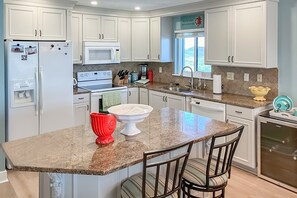 Departamento, varias camas, balcón, vista a la playa (Ponce Inlet Villa #4A) | Cocina privada