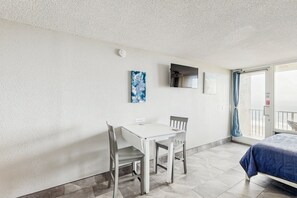Studiosuite, 1 Queen-Bett und Schlafsofa, Balkon, Meerblick (Daytona Pirates cove 3270-Salt Air Co) | 1 Schlafzimmer, individuell dekoriert, individuell eingerichtet