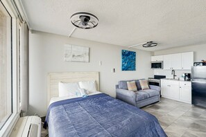 Studio Suite, 1 Queen Bed with Sofa bed, Balcony, Ocean View (Daytona Pirates cove 3270-Salt Air Co) | 1 bedroom, individually decorated, individually furnished, bed sheets - Daytona Pirates Cove 3270-salt Air Cove (Daytona Beach Shores)