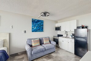 Studio suite, 1 queensize bed met slaapbank, balkon (Daytona Pirates cove 3270-Salt Air Co) | Woonruimte