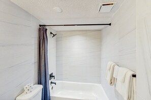Studiosuite, 1 Queen-Bett und Schlafsofa, Balkon, Meerblick (Daytona Pirates cove 3270-Salt Air Co) | Badezimmer | Handtücher