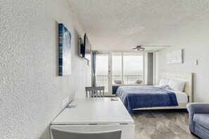 ห้องสตูดิโอสวีท, เตียงควีนไซส์ 1 เตียง และโซฟาเบด, ระเบียง (Daytona Pirates cove 3270-Salt Air Co) | 1 ห้องนอน, ห้องพักตกแต่งอย่างมีเอกลักษณ์, ตกแต่งพิเศษโดยเฉพาะ