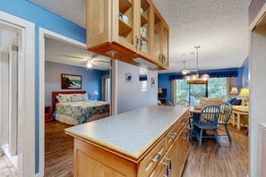 Maison, plusieurs lits, patio, vue jardin (NSB Seawoods- Villa at New Smyrna) | 2 chambres, décoration personnalisée, ameublement personnalisé