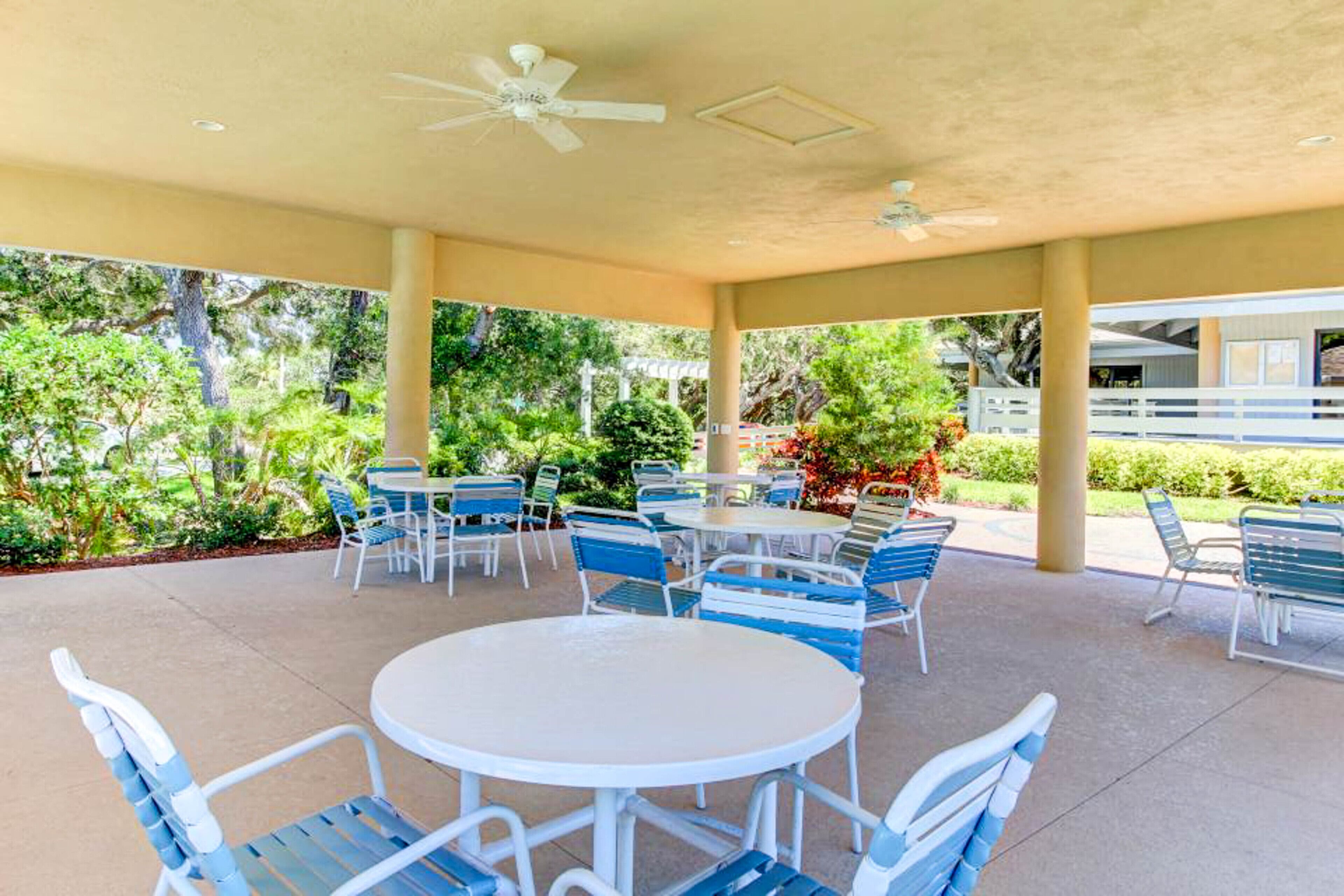 Casa, várias camas, varanda, vista para o jardim (NSB Seawoods- Villa at New Smyrna) | Opções para refeição ao ar livre