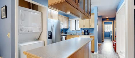 House, Multiple Beds, Patio, Garden View (NSB Seawoods- Villa at New Smyrna) | Interior