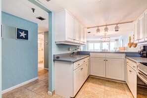公寓式客房, 多张床, 阳台, 海洋景观 (Van Lee 1003 - Oceanview Beach Condo) | 私人厨房