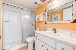 คอนโด, หลายเตียง, ระเบียง, วิวทะเล (Van Lee 1003 - Oceanview Beach Condo) | ห้องน้ำ | ผ้าเช็ดตัว