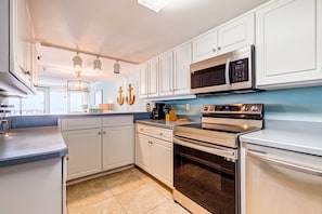 Condo, várias camas, sacada, vista para o oceano (Van Lee 1003 - Oceanview Beach Condo) | Cozinha privada