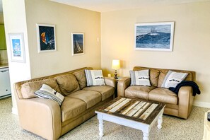 Casa, varias camas, acceso a la alberca, vista a la alberca (NSB- Seaside Oasis) | Área de sala de estar