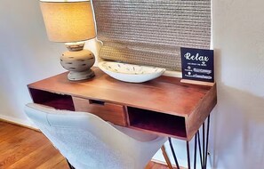 Un bureau en bois, une lampe, un bol et une pancarte sur laquelle on peut lire : « Détendez-vous et profitez du Wi-Fi ».