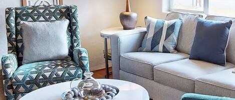 Mökki, useita sänkyjä, patio, näköala puutarhaan (Daytona Pearl Cottage) | Oleskelualue