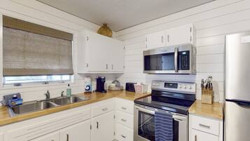 Cottage, nhiều giường, sân hiên, quang cảnh vườn (Daytona Pearl Cottage) | Bếp riêng