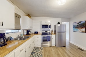 Private kitchen - Daytona Pearl Cottage (Holly Hill)