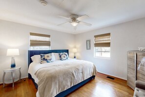 Cottage, Multiple Beds, Patio, Garden View (Daytona Pearl Cottage) | 2 bedrooms, individually decorated, individually furnished, bed sheets - Daytona Pearl Cottage (Holly Hill)