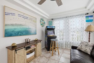 Casa, várias camas, varanda, vista para o jardim (Sea Side Escape) | Área de estar