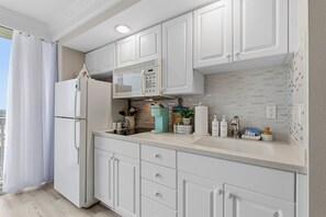 Studio Suite, 1 King Bed, Hot Tub, Ocean View (Daytona Beach Resort 1004) | Private kitchen - Daytona Beach Resort 1004 (Daytona Beach)