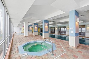 Una piscina cubierta