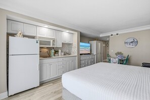 Studio Suite, 1 King Bed, Hot Tub, Ocean View (Daytona Beach Resort 1004) - Daytona Beach Resort 1004 (Daytona Beach)