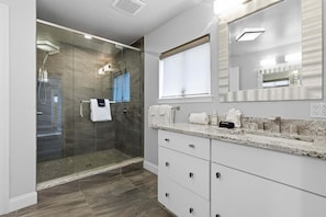 Casa, varias camas, balcón, vistas al mar (Daytona Atlantic Sunrise Home) | Baño | Toallas
