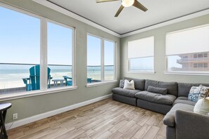 Casa, varias camas, balcón, vistas al mar (Daytona Atlantic Sunrise Home) | Zona de estar