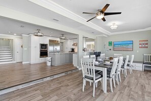 Maison, plusieurs lits, balcon, vue océan (Daytona Atlantic Sunrise Home) | Restauration