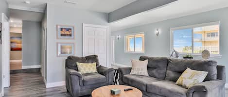 House, Multiple Beds, Balcony, Ocean View (Daytona Atlantic Sunrise Home) | Living area