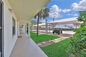 Appart'hôtel, plusieurs lits, patio, vue jardin (Ocean Watch 104 - Ocean Watch Oasis) | Vue de la chambre