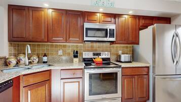 Townhome, Multiple Beds, Patio, Garden View (Port Orange Gray Sands Retreat) | Private kitchen