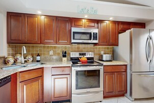 Townhome, Multiple Beds, Patio, Garden View (Port Orange Gray Sands Retreat) | Private kitchen