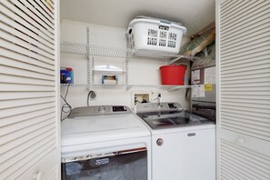 Maison mitoyenne, plusieurs lits, patio, vue jardin (Port Orange Gray Sands Retreat) | Intérieur