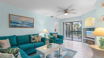 Casa, várias camas, sacada, vista para o rio (Sea Woods Condo 257) | Área de estar