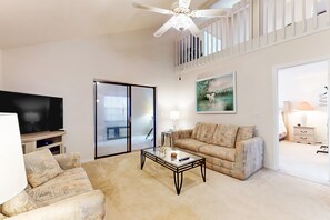 Nhà, nhiều giường, sân hiên, quang cảnh vườn (Port Orange Palm Tree Reverie) | Khu phòng khách