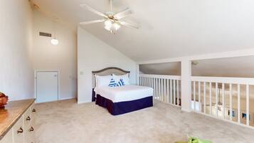 Nhà, nhiều giường, sân hiên, quang cảnh vườn (Port Orange Palm Tree Reverie) | 2 phòng ngủ, trang trí khác biệt