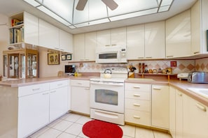 Casa, várias camas, varanda, vista para o jardim (NSB Blue Seahorse Haven) | Cozinha privada