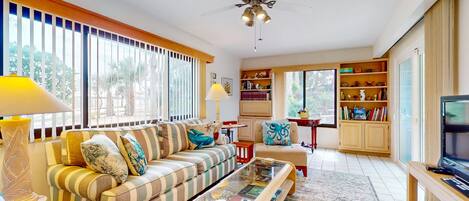 Casa, varias camas, patio, vista al jardín (NSB Blue Seahorse Haven) | Área de sala de estar