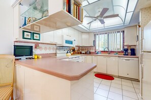 Private kitchen - NSB Blue Seahorse Haven (New Smyrna Beach)