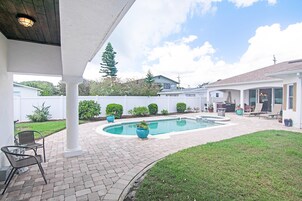 Hus - flera sängar - tillgång till pool - utsikt mot poolen (NSB Pearl By The Sea) | Utsikt från rummet