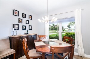 Hus - flera sängar - tillgång till pool - utsikt mot poolen (NSB Pearl By The Sea) | 4 sovrum, individuell inredning, unika möbler och sängkläder