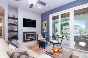 Hus - flera sängar - tillgång till pool - utsikt mot poolen (NSB Pearl By The Sea) | Vardagsrum