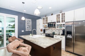 Hus - flera sängar - tillgång till pool - utsikt mot poolen (NSB Pearl By The Sea) | Eget kök