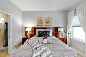 Hus - flera sängar - tillgång till pool - utsikt mot poolen (NSB Pearl By The Sea) | 4 sovrum, individuell inredning, unika möbler och sängkläder