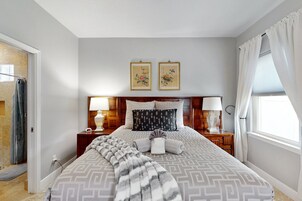 Hus - flera sängar - tillgång till pool - utsikt mot poolen (NSB Pearl By The Sea) | 4 sovrum, individuell inredning, unika möbler och sängkläder